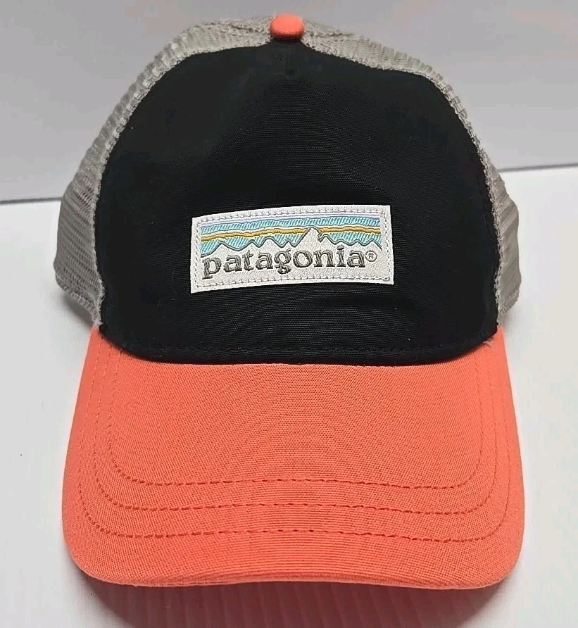 巴塔哥尼亚女式帽子粉彩 P-6 标签网眼卡车司机黑色和橙色 — 第 1/4 张图片