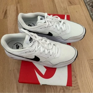 Nike Air Max SC Turnschuhe Neu im Karton Größe 8,5 Herren/10 Damen Schwarz/Weiß - Bild 1 von 7