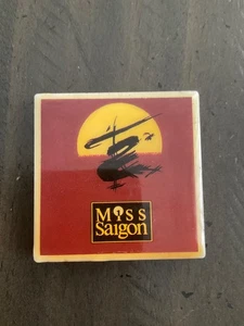 Miss Saigon Broadway Musical Vintage Keramikfliese Kühlschrankmagnet - Bild 1 von 2
