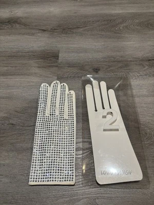 Guante Louis Vuitton FW19 Show Invite Michael Jackson Guante VIP Virgil Abloh Foto 1 de 4