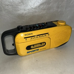 Radio casete AM/FM amarillo boombox vintage Sony Sports CFM-101 probado/funcionando - Imagen 1 de 7
