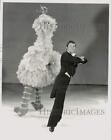 1976 Press Photo Richard Dwyer and Big Bird to perform in Ice Follies, Seattle