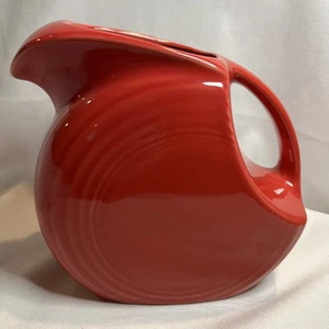 Fiesta Fiestaware brocca a disco grande 67 oz brocca rosso scarlatto - Foto 1 di 8