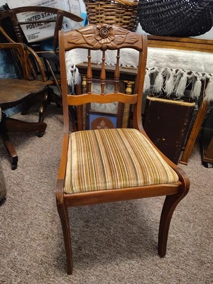 Silla lateral vintage tallada con respaldo rosa cena madera de cerezo ¿Probablemente Phyfe? Piernas acanaladas Foto 1 de 4