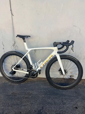 2025 Trek Madone SLR 7 Gen 8 M/L  SRAM AXS - Image 1 of 4