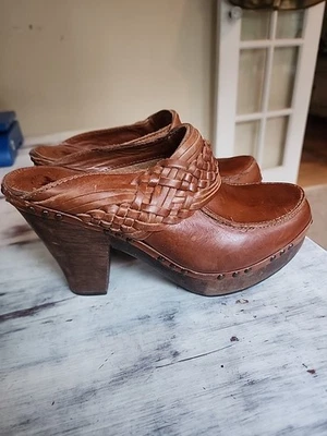 Zueco sin cordones de cuero Frye 10B grueso trenza tachonado plataforma tacón bloque Foto 1 de 4