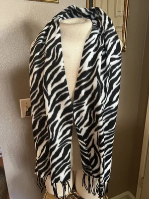 Bufanda cuello oblongo polar estampado animal Kali & Wins con flecos... Talla 11" X 60" Foto 1 de 2