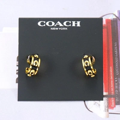 Pendientes Huggie Coach Pegged C Esmalte Negro Tono Dorado Nuevos sin Etiquetas Foto 1 de 4
