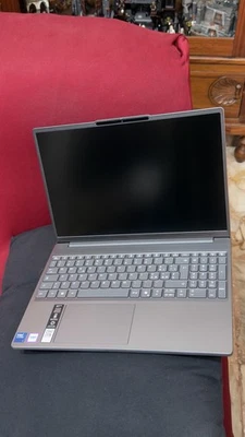 Lenovo IdeaPad Slim 3 - Intel Core 7 240H-512GB SSD-16 GB RAM-Schermo 15,3” - Immagine 1 di 3