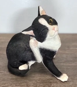 Black & White Cat Scratching Figurine By Country Artists No. 01683 - Picture 1 of 11