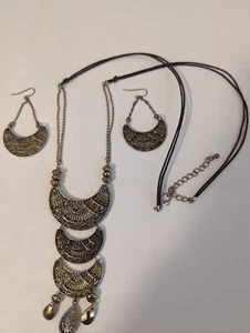 Damen-Halskette 32 Zoll verstellbar Stammesdetail Antik Gold Anhänger passende Ohrringe  - Bild 1 von 9