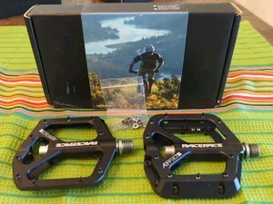 Pedali bici piattaforma nera effetto RaceFace nuovi con scatola DH Trail - Foto 1 di 9