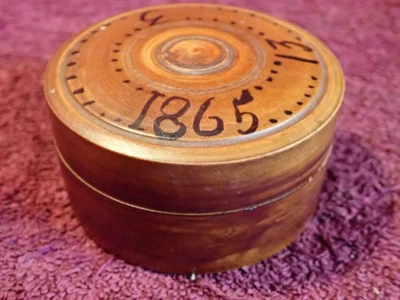 ANTIGUA CAJA DE MADERA PEQUEÑA HECHA A MANO SUECA FECHA 13 DE MARZO DE 1865 Foto 1 de 4