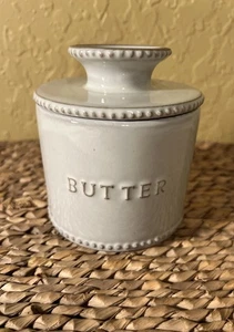 Vaso portaoggetti in gres Hearth & Hand Magnolia Burro Keeper con coperchio a campana - Foto 1 di 7