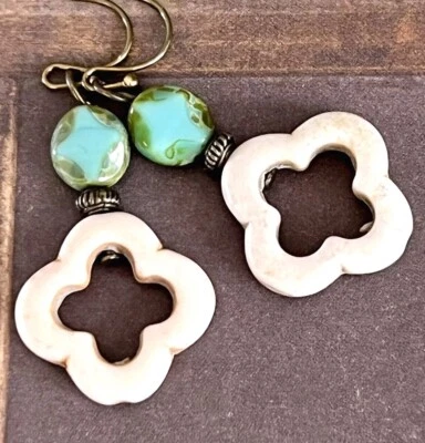 Pendientes de cuentas Picasso de bronce, marfil y turquesa. Foto 1 de 3