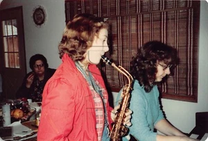 Original Foto 3,5x5,5 Frauen spielen Musik Saxophon Klavier H52 #46 - Bild 1 von 2
