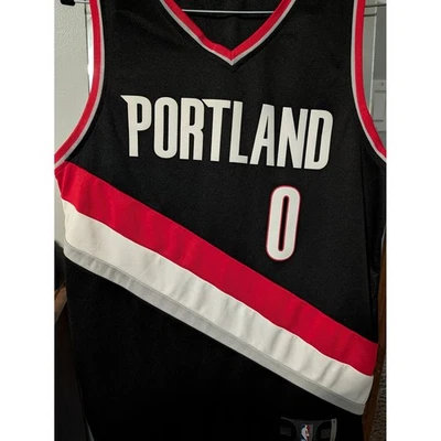 Camiseta Damian Lillard Portland Trail Blazers Fanáticos NBA Negra Talla S Foto 1 de 4