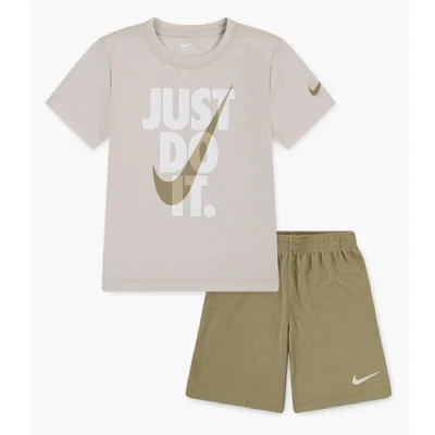 Conjunto de 2 piezas de camiseta y pantalones cortos Nike Dri-FIT para niños 4-7 elige talla y color precio de venta sugerido por el fabricante: $40.00 Foto 1 de 3