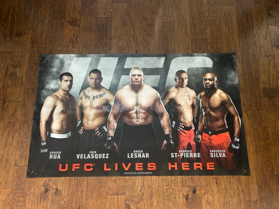 Banner promocional de vinilo UFC 2010 "UFC Lives Here" excelente estado, 60x36 pulgadas.  Foto 1 de 4