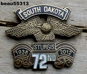 ⭐2012 72º ANUAL CÁMARA STURGIS SUR DAKOTA HARLEY RALLY CHALECO CHAQUETA SOMBRERO ALFILER - Imagen 1 de 1