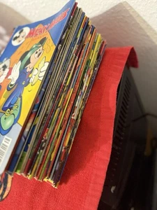 Weit über 100  Micky Maus Hefte 10 mit  Beilagen und einige ohne Umschlag - Bild 1 von 11