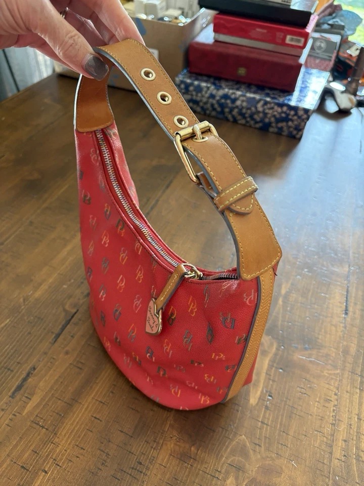 Mini Hobo Bolso Cubo Lona Arco Iris Dooney & Bourke Logo Frambuesa Foto 1 de 4