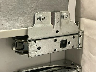 GENUINE BOSCH Built In Fridge Bottom Right Or Top Left Door Hinge 00750252 - Image 1 of 2