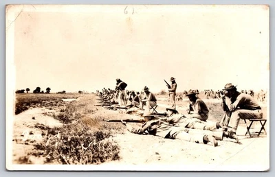 Soldados en línea de tiro rifle alcance puntería entrenamiento foto real postal Foto 1 de 2