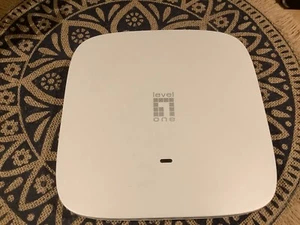 Punto de acceso inalámbrico PoE de doble banda LevelOne WAP-8121 AC750 - Falta montaje en pared - Imagen 1 de 2