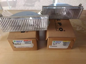 84-96 Jeep Cherokee Turn Signal Light, Front 56000098 & 56000099 - Picture 1 of 4