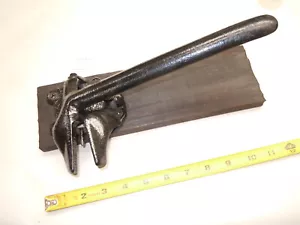 Vintage Nussknacker, öffnet sich bis 15/16", Metallgriff und Backen mit Holzsockel - Bild 1 von 5