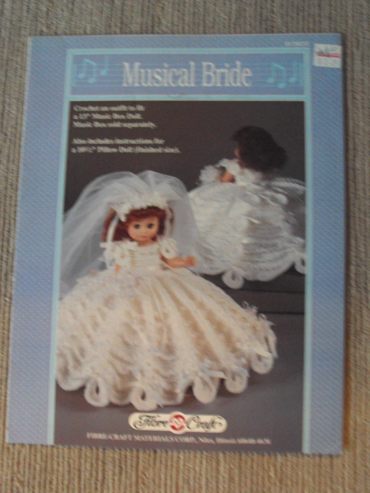 ALMOHADA MUSICAL NOVIA Y CAMA MUÑECA VESTIDO FIBRA ARTESANÍA CROCHET PATRÓN FOLLETO 232 Foto 1 de 1