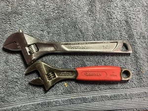 SET BESTEHEND AUS 2 HUSKY TOOLS 8" & 10" VERSTELLBAREM SCHRAUBENSCHLÜSSEL-SET 8" POLSTERGRIFF & 10" CHROM - Bild 1 von 6