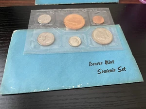 1983  US MINT  set Denver  5  coins seal in cello souvenir set - Picture 1 of 1