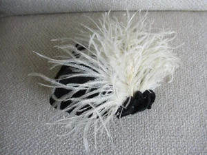 Antiguo gorro de muñeca vintage de terciopelo negro con forro de seda rojo pluma de avestruz - Imagen 1 de 3