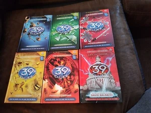 The Maze of Bones (The 39 Clues, Book 1 Through Book Six)- Hardcover - Foto 1 di 14