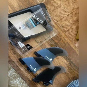 FCS Surfboard Fins Set in Black and Blue Sz medium thruster - Picture 1 of 2