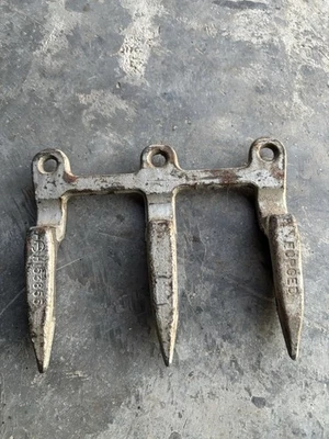 Cuchillo protector de hoz con cabeza de frijol de plataforma serie 600 y 900 John Deere H153855 Foto 1 de 4