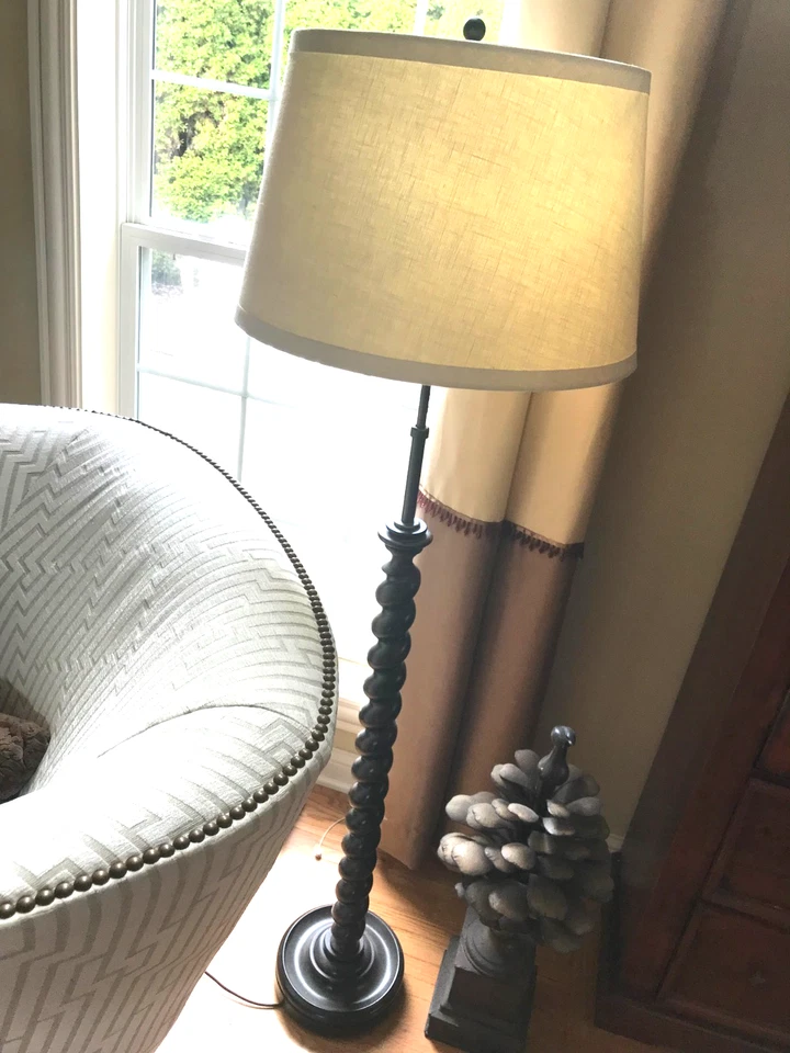 Lámpara de pie Pottery Barn cebada torcida luz francesa de madera de cera *Local🦩 Foto 1 de 4