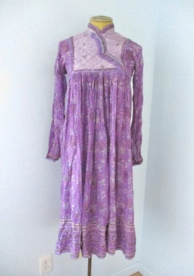 Vestido acolchoado saia completa vintage anos 70 algodão roxo cintura império feito na Índia P - Imagem 1 de 4