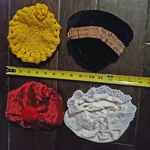 Moderne Puppenmütze Konvolut American Girl gelb gehäkelt rot Bommel weiß Haube - Bild 1 von 3