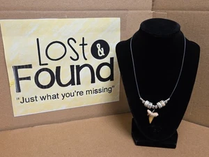 MEGALODONTE DENTE DI SQUALO 1" COLLANA DENTI DI SQUALO GRANDE GEMMA FOSSILE SUBACQUEO *VEDI FOTO  - Foto 1 di 10