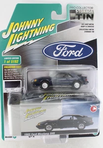 Johnny Lightning 1:64 A.S.S NEU Ford Mustang SVO 1985 Pro Collector Storage Tin - Bild 1 von 3