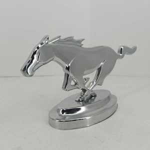 FORD MUSTANG Escritorio Barra Superior PANTALLA Ornamento Caballo Hombre Cueva - Imagen 1 de 14