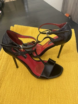 Tacones con tiras Charles Jourdan charol negro fetiche rojo interior talla 6,5 Foto 1 de 4