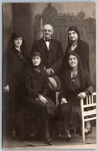 Retrato Familiar Mujeres en Negro Vestidos y Velos Italia Foto Real Postal RPPC - Imagen 1 de 2
