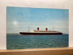 R.M.S. Queen Elizabeth: - Vintage Postcard - Picture 1 of 3
