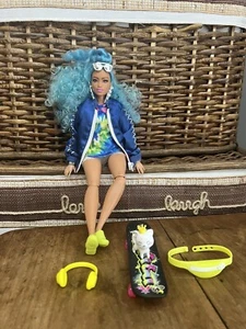 2020 Barbie Extra #4 Curvy African American Blue Hair with Skateboards, 1 Kitten - Picture 1 of 4