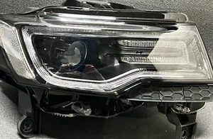 2016 Jeep Grand Cherokee SRT Passenger Right HID Headlight W AFS - Picture 1 of 8