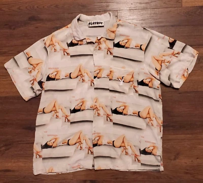 Camisa mediana hawaiana con estampado de compañero de juego de rayón Cool-Touch Playmate Playboy Pacsun Foto 1 de 4